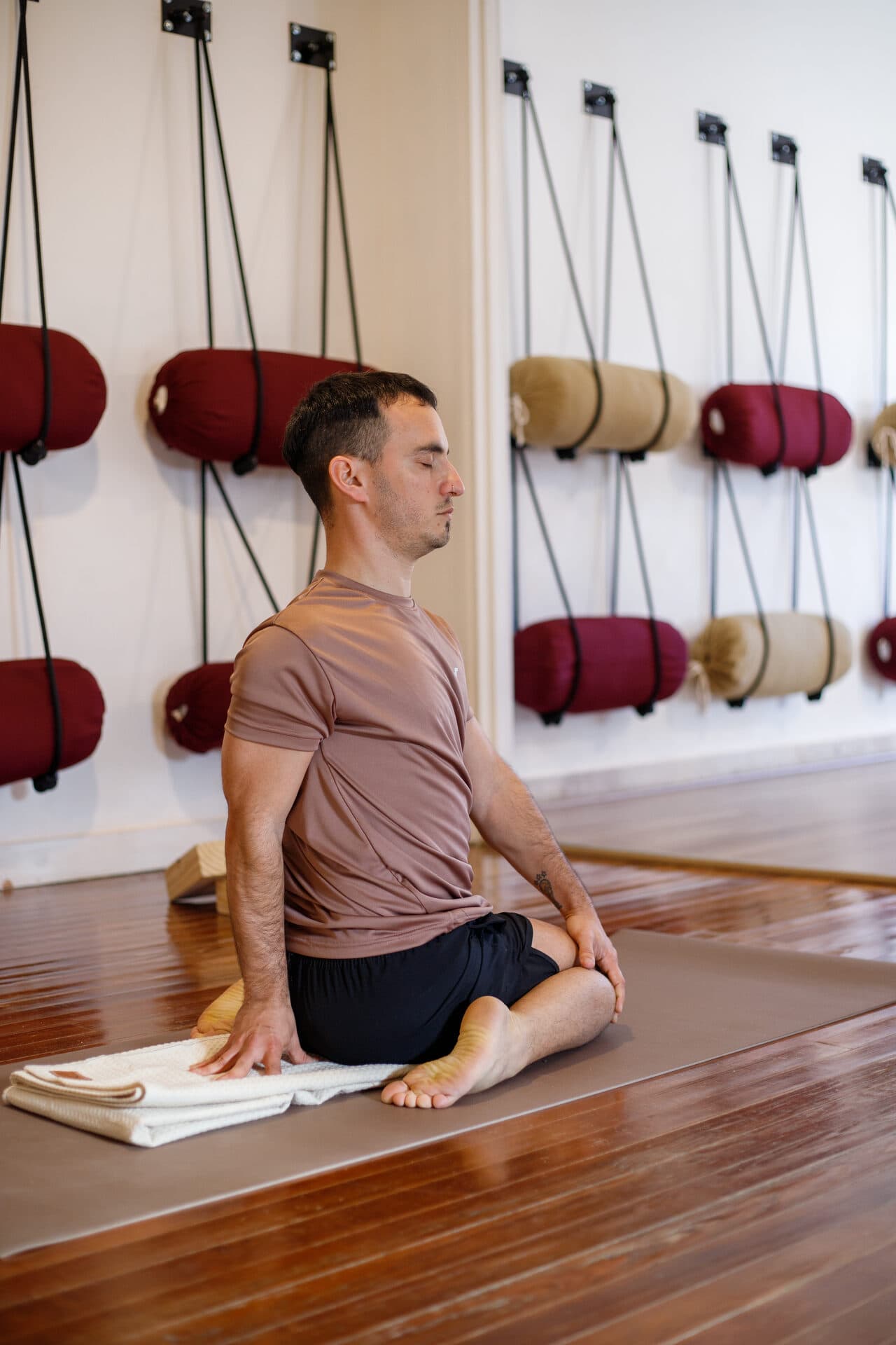 Bolsters terracota y props de yoga